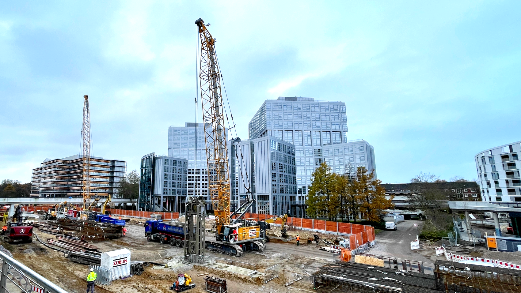 Panoramabild der U5-Baustelle City Nord (Stadtpark), zu sehen sind die Schlitzwandgreifer, im Hintergrund das Ipanema-Gebäude. 