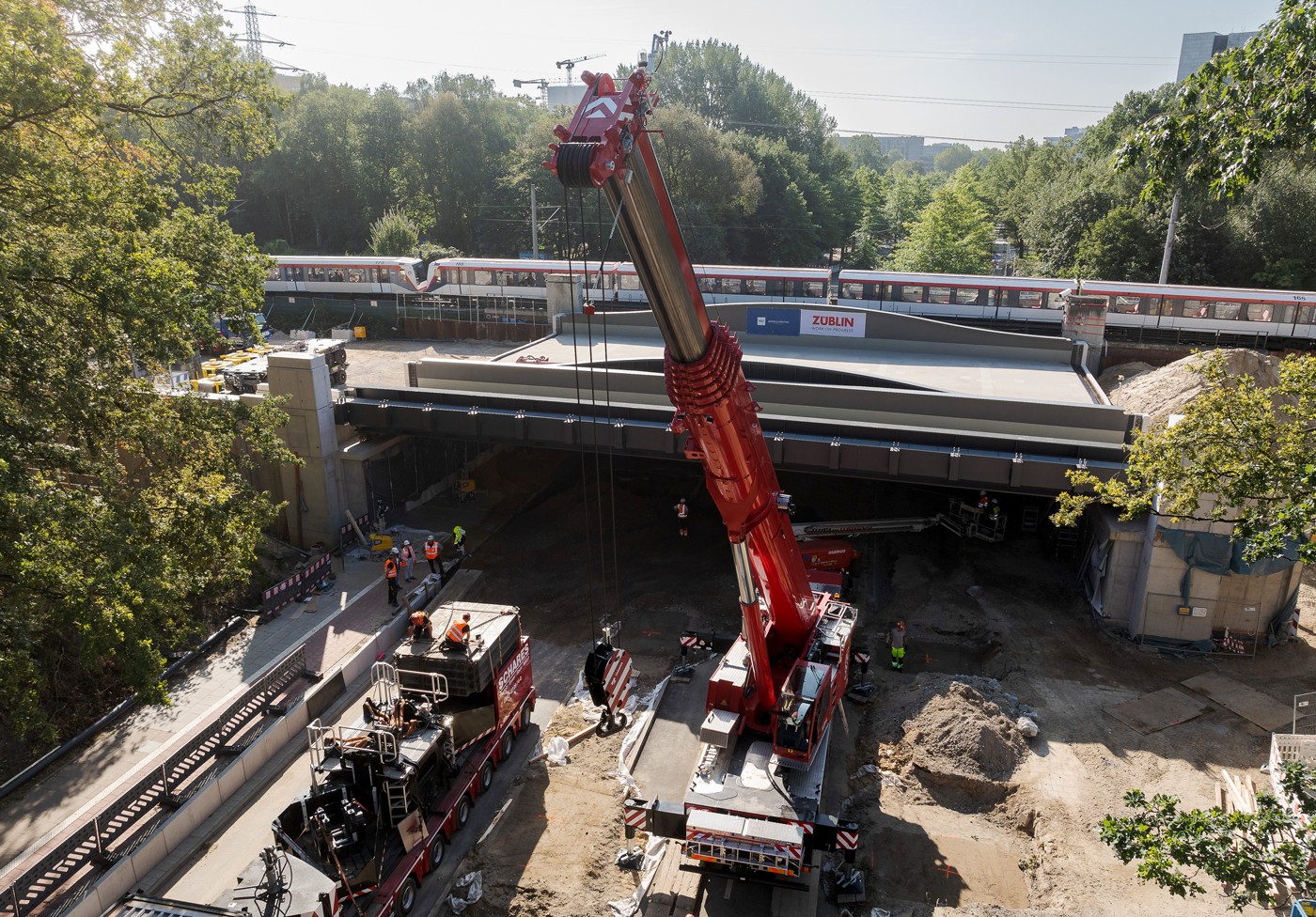 Einbau der Brücken über die Sengelmannstraße bei laufendem Betrieb der U1