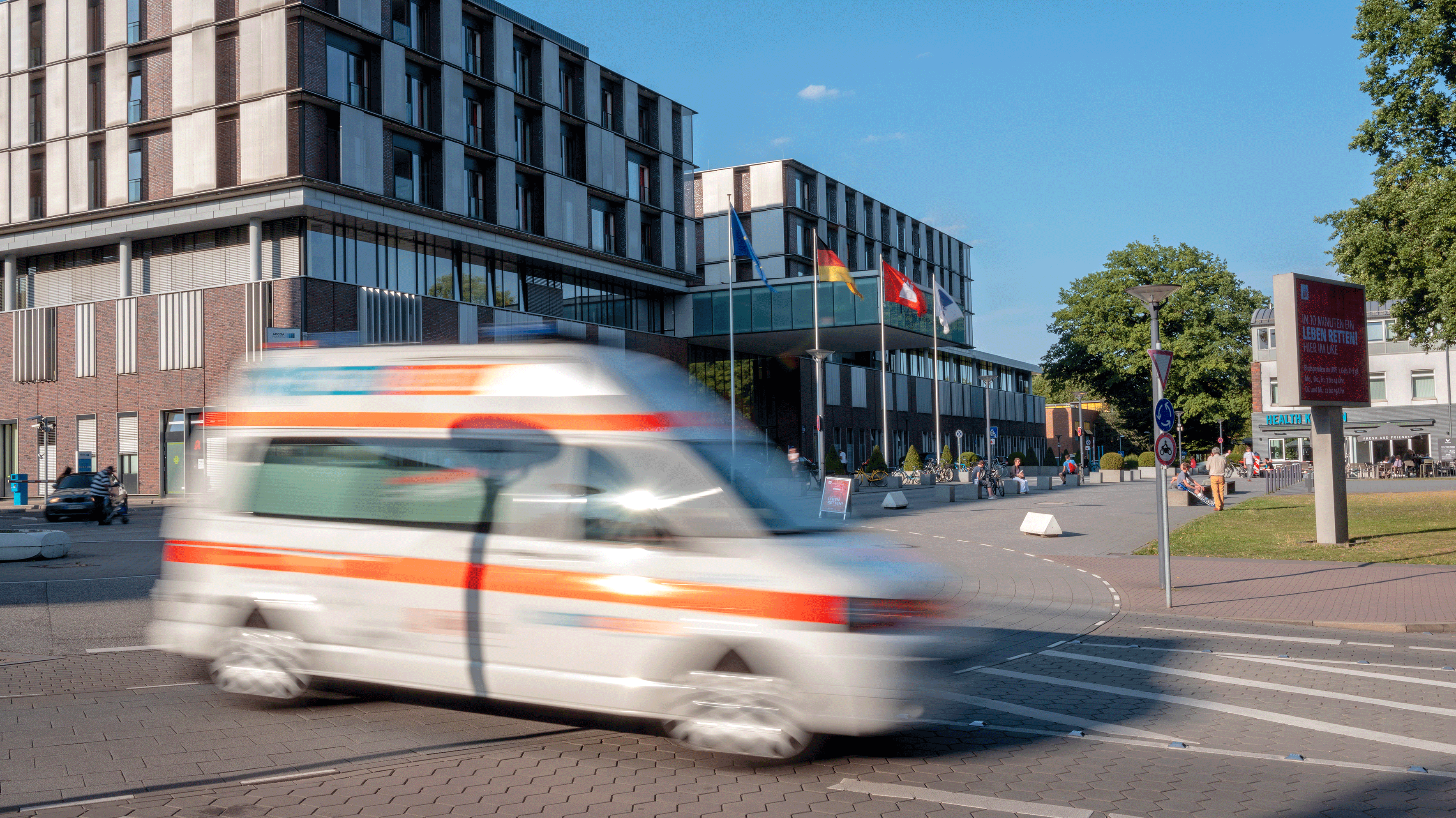 Ein Rettungswagen fährt vor dem UKE durchs Bild.