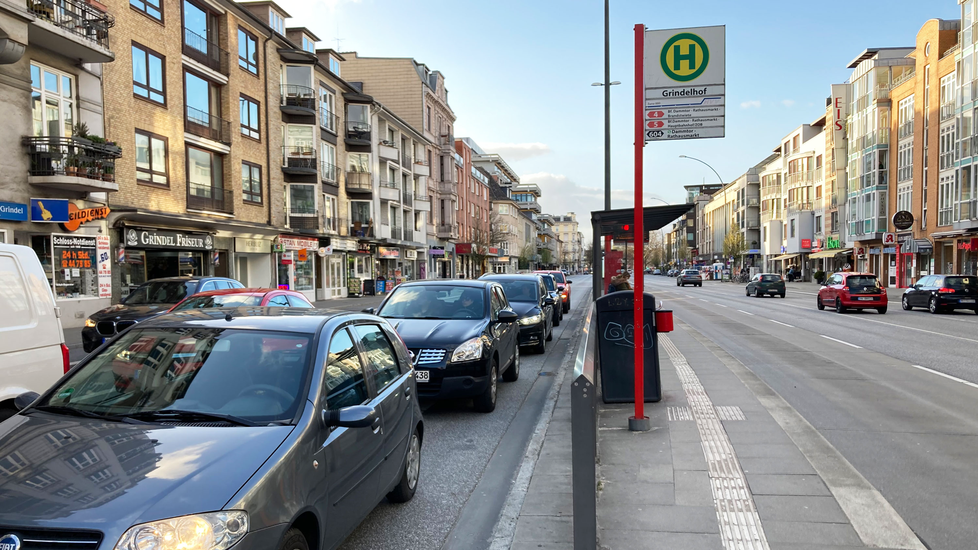 Bushaltestelle Grindelhof in der Mitte einer mehrspurigen Straße.