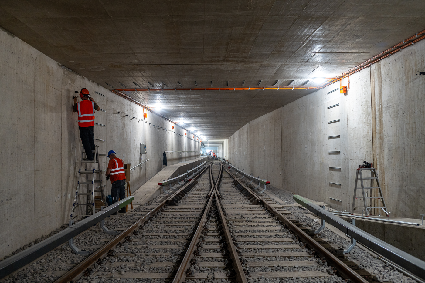 U-Bahn-Tunnel: im Gleisbett ist bereits die Stromschiene installiert. Seitlich neben den Gleisen verlaufen die festen Stege für den Fall, dass Fahrgäste den Zug im Notfall verlassen müssen.