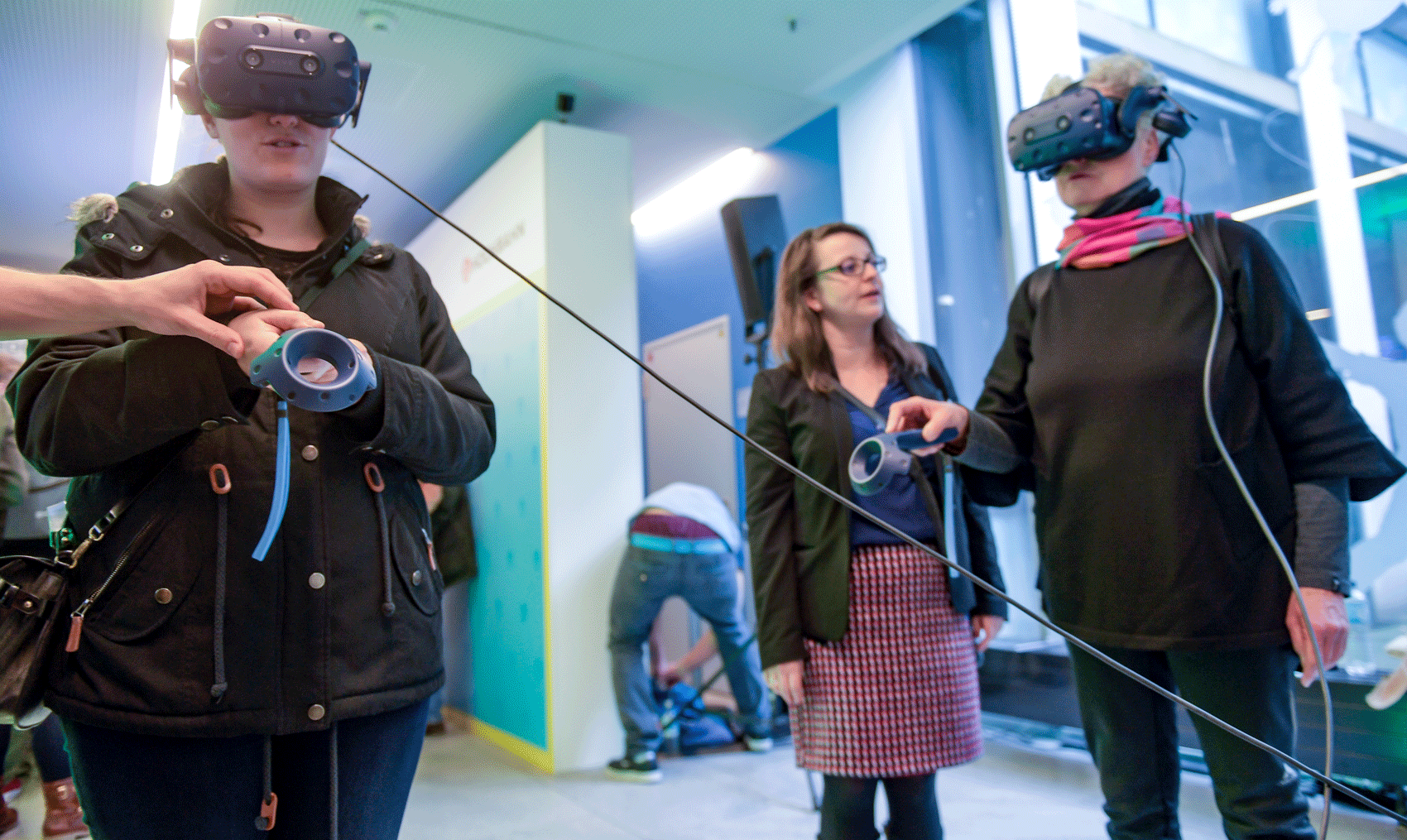 Zwei Menschen mit VR-Brillen betrachten ein virtuelles Model einer U5 Haltestelle.