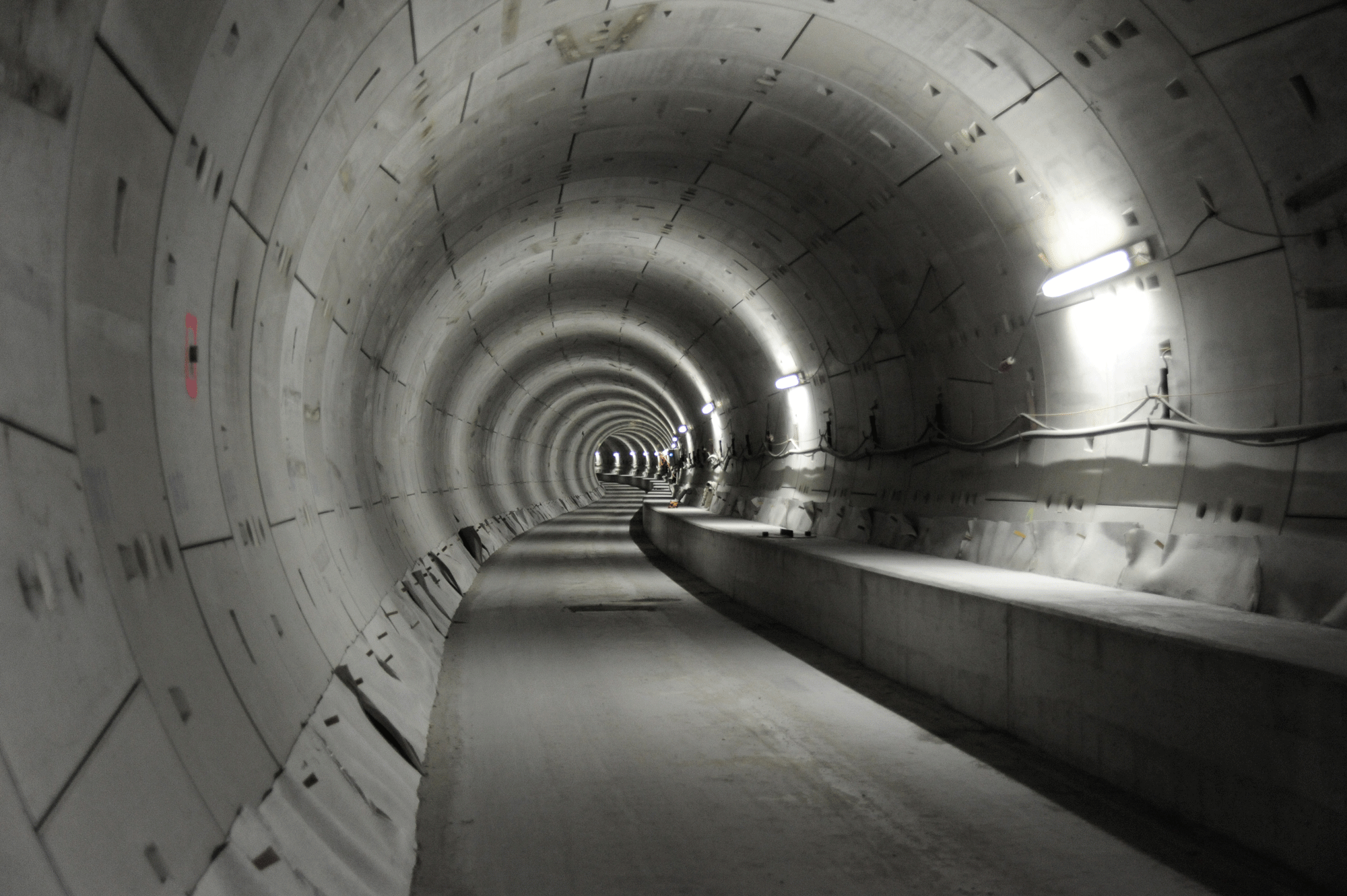 Tunnel ohne Gleise und Schotter.