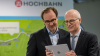 HOCHBAHN-Chef Henrik Falk (l.) und Hamburgs Erster Bürgermeister Dr. Peter Tschentscher schauen sich per Augmented Reality die Zukunft Hamburgs mit der U5 an.
