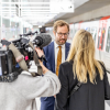 Senator Anjes Tjarks im Interview mit der Presse auf dem Bahnsteig bei der Eröffnung Horner Rennbahn