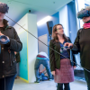 Zwei Menschen mit VR-Brillen betrachten ein virtuelles Model einer U5 Haltestelle.