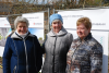 Drei Frauen stehen vor den Bauzäunen der HOCHBAHN bei der Baustelle der U1 Oldenfelde.